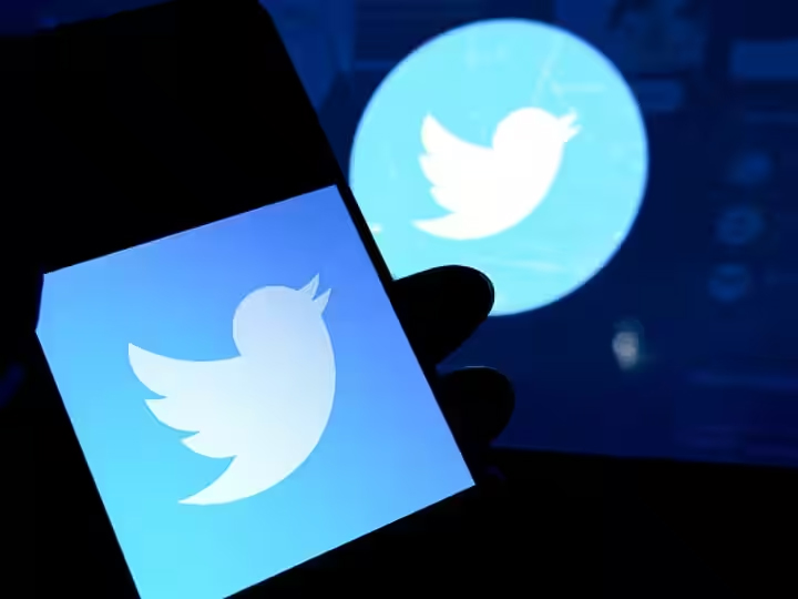 Twitter ditches reverse-chronological feed for a For You Page