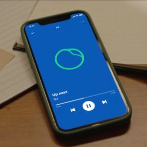 Spotify AI DJ is the newest innovation of the famous audio streaming and media services platform, and here is a guide on how to use it!