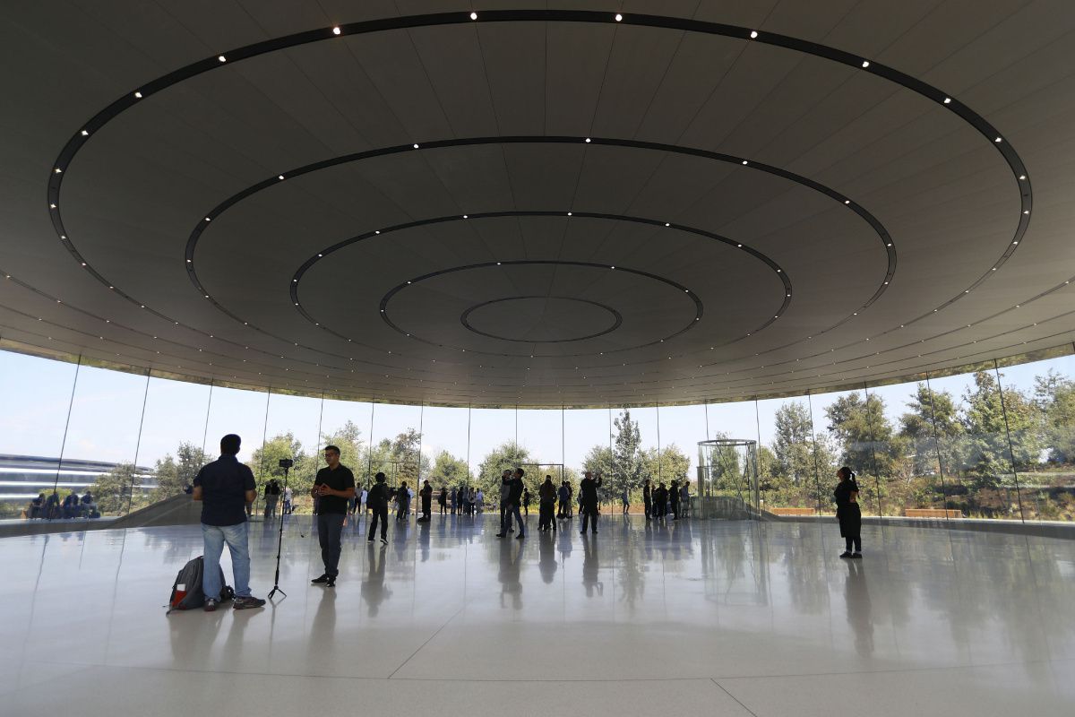 Apple wants to cut costs after facing falling revenues, and it is taking cautious steps that concern future and current employees.