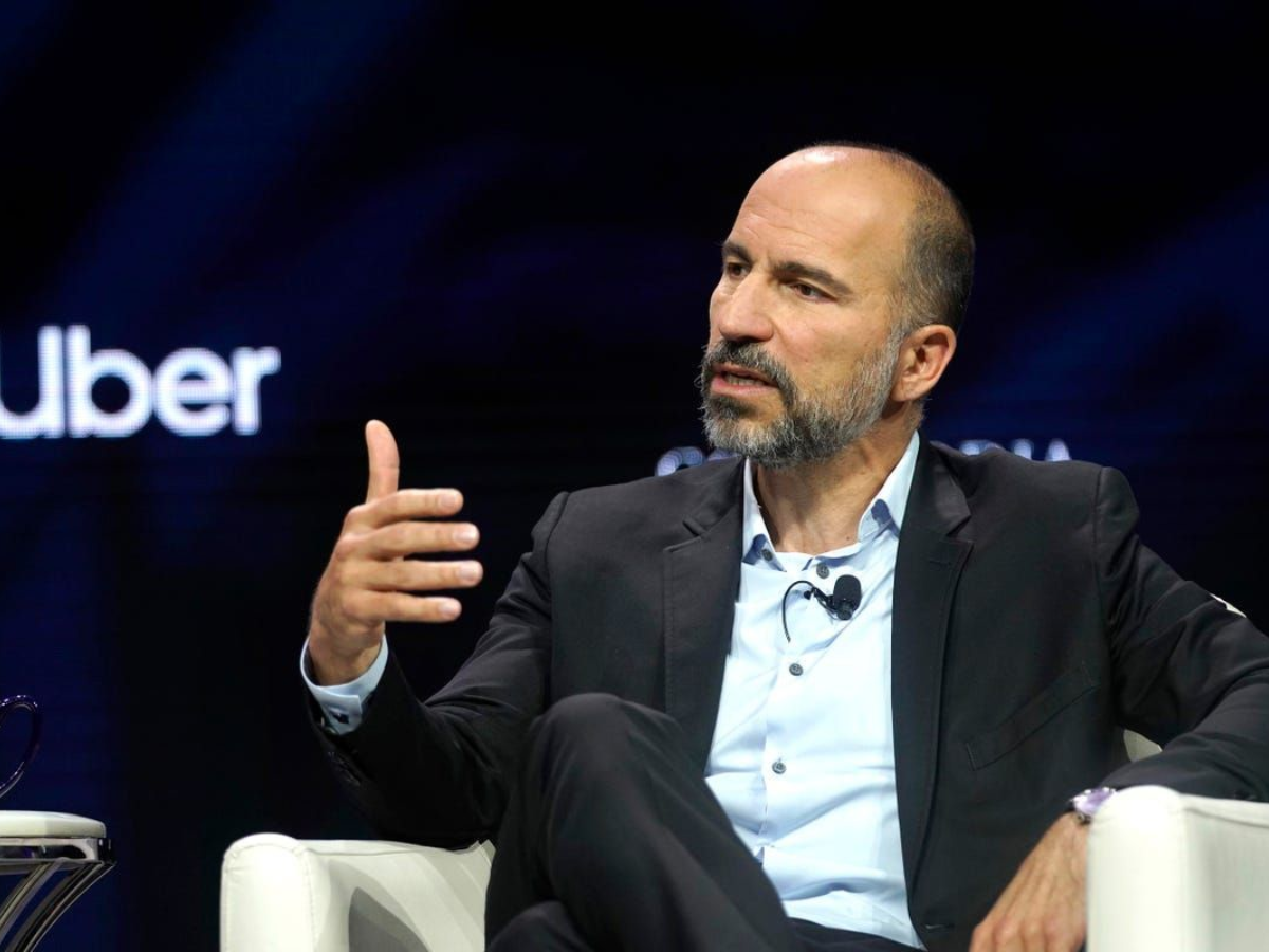 Гендиректор Uber пообещал снизить цены для клиентов после сокращения 3300 сотрудников Дара Хосровшахи выступает на конференции