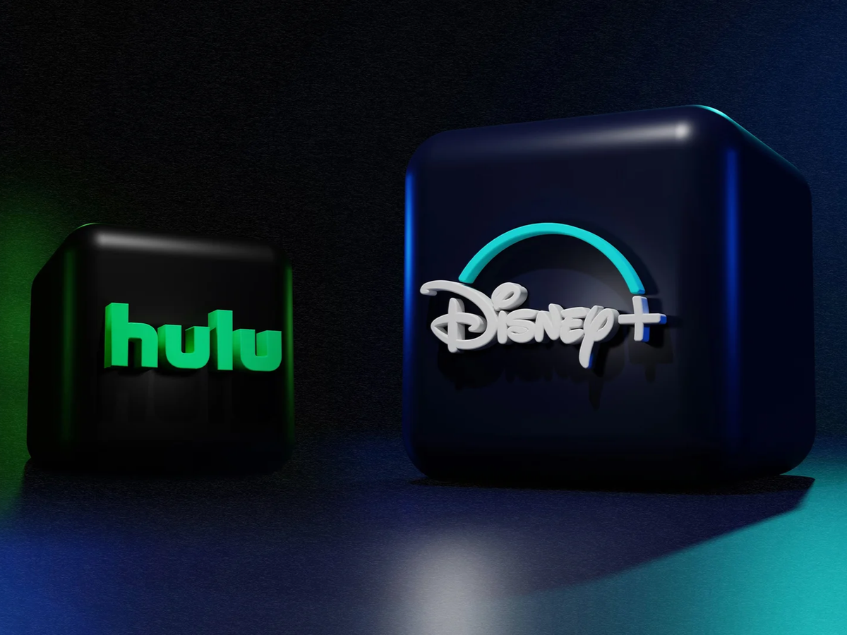 Disney повышает стоимость подписок Disney+ и Hulu в США Логотипы Disney+ и Hulu на темном фоне