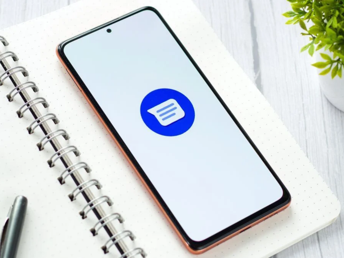 Google Messages получила плавающее меню и новые жесты для управления перепиской Интерфейс приложения Google Messages с плавающим меню