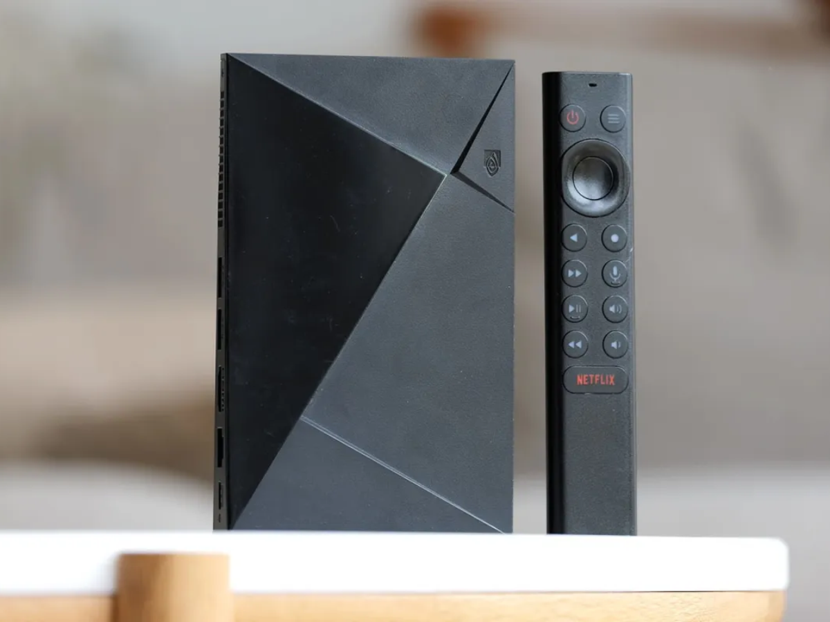 Nvidia повысила стоимость Shield TV Pro до 299,99 доллара из-за роста цен на память медиаприставка Shield TV Pro на подставке